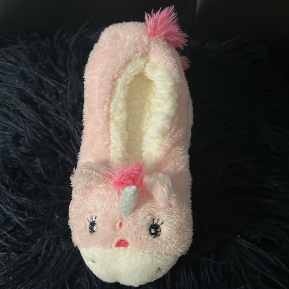 Light pink unicorn slippers. Fits size 5-6 youth - Picture 2 of 4